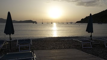 Beach nearby, sun-loungers, beach bar