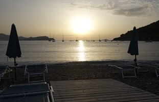 Beach nearby, sun loungers, beach bar