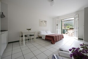 Estudio (2 people) | Decoración personalizada, muebles diferentes, escritorio y wifi gratis 