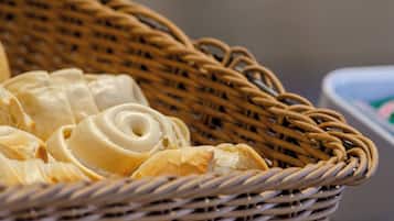 Una cesta de mimbre con varias panaderías.