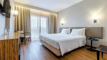 ميني بار وخزنة داخل الغرفة ومكتب وستائر تعتيم