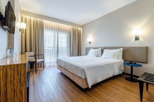 Minibar, caja de seguridad en la habitación y escritorio