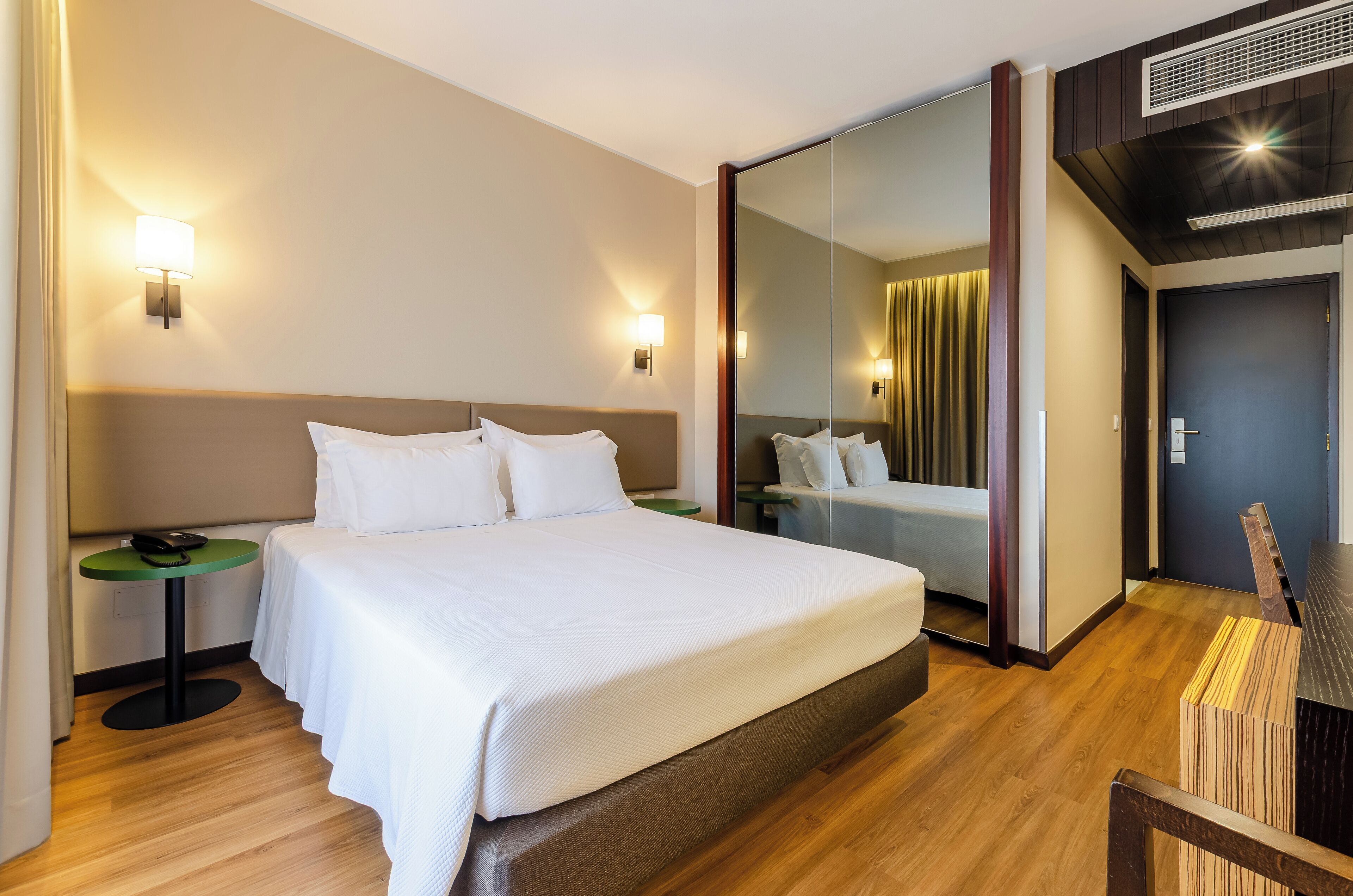 Frigobar, cofres nos quartos, escrivaninha, cortinas blackout