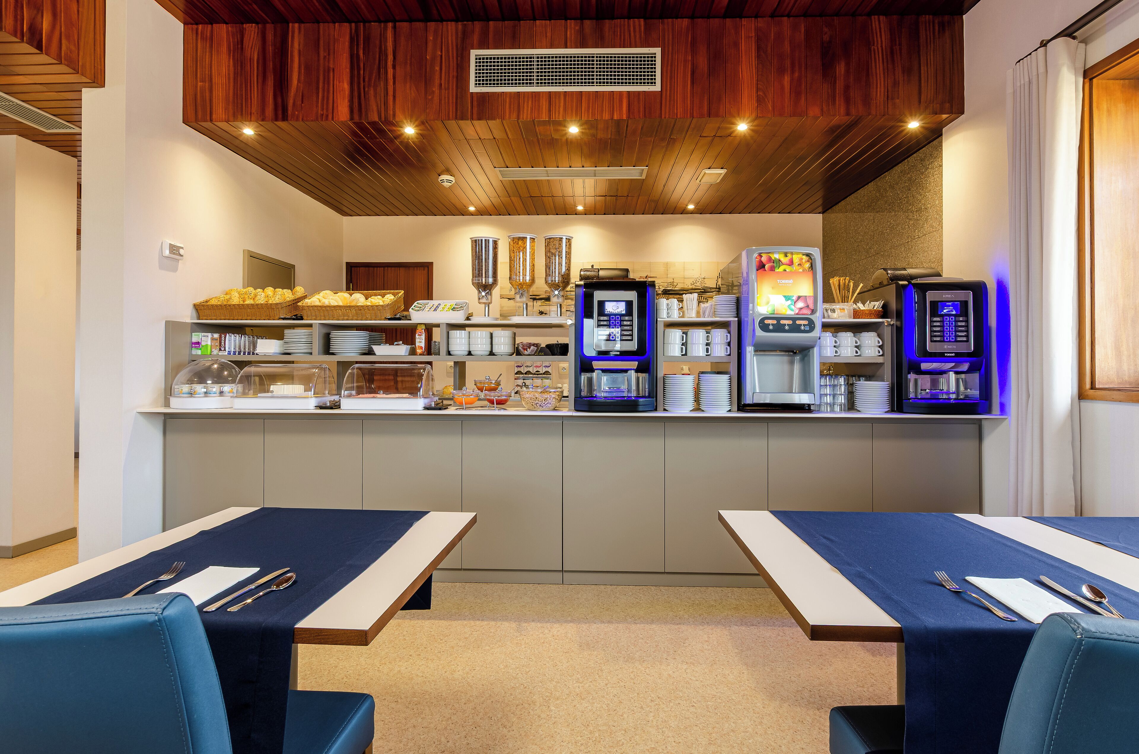 Un restaurant avec un comptoir, un buffet et un espace où l'on peut s'asseoir.