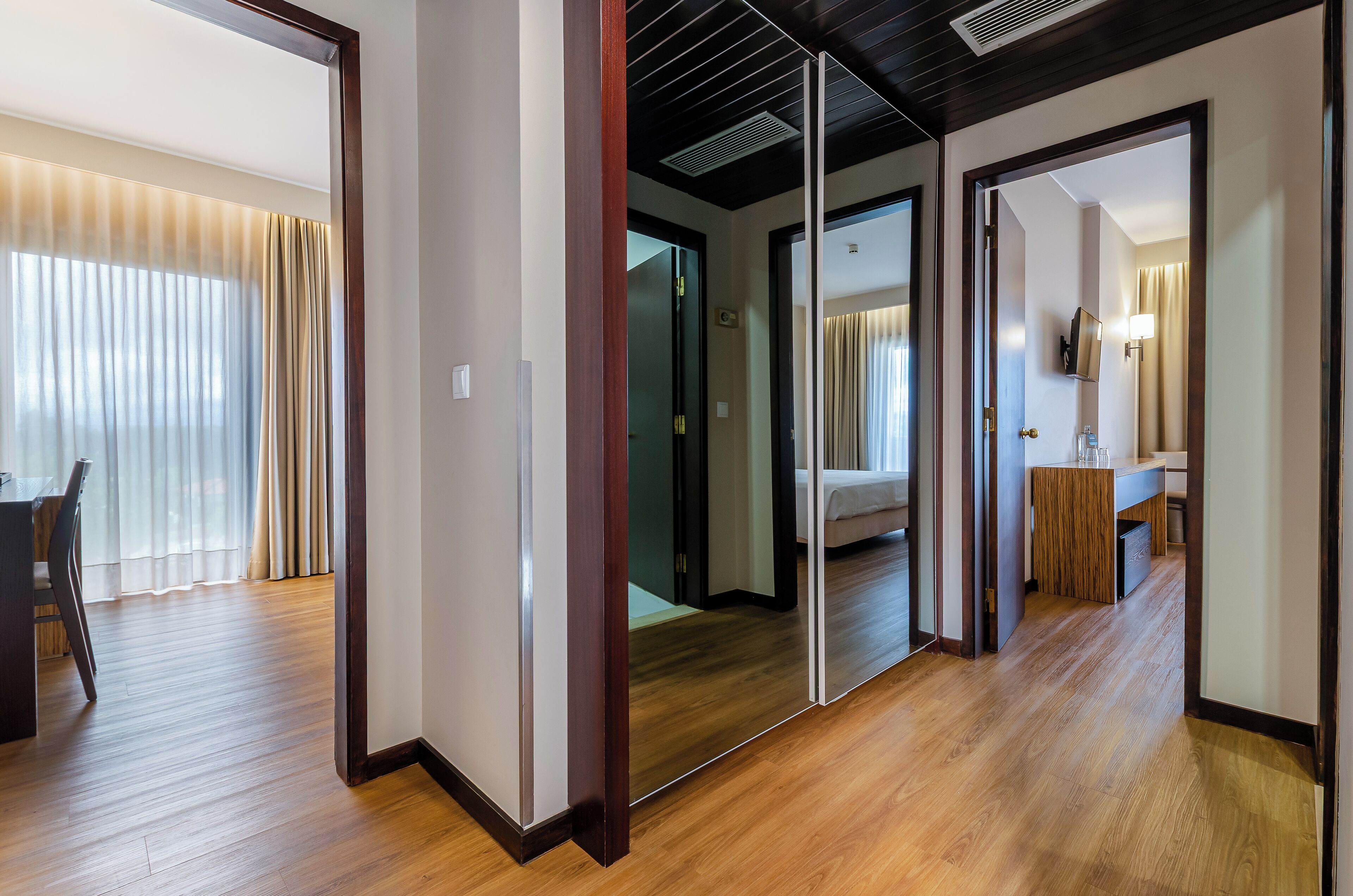 Suite superior | Minibar, caja fuerte, escritorio y cortinas opacas