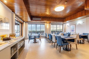 Café da manhã com buffet grátis todos os dias