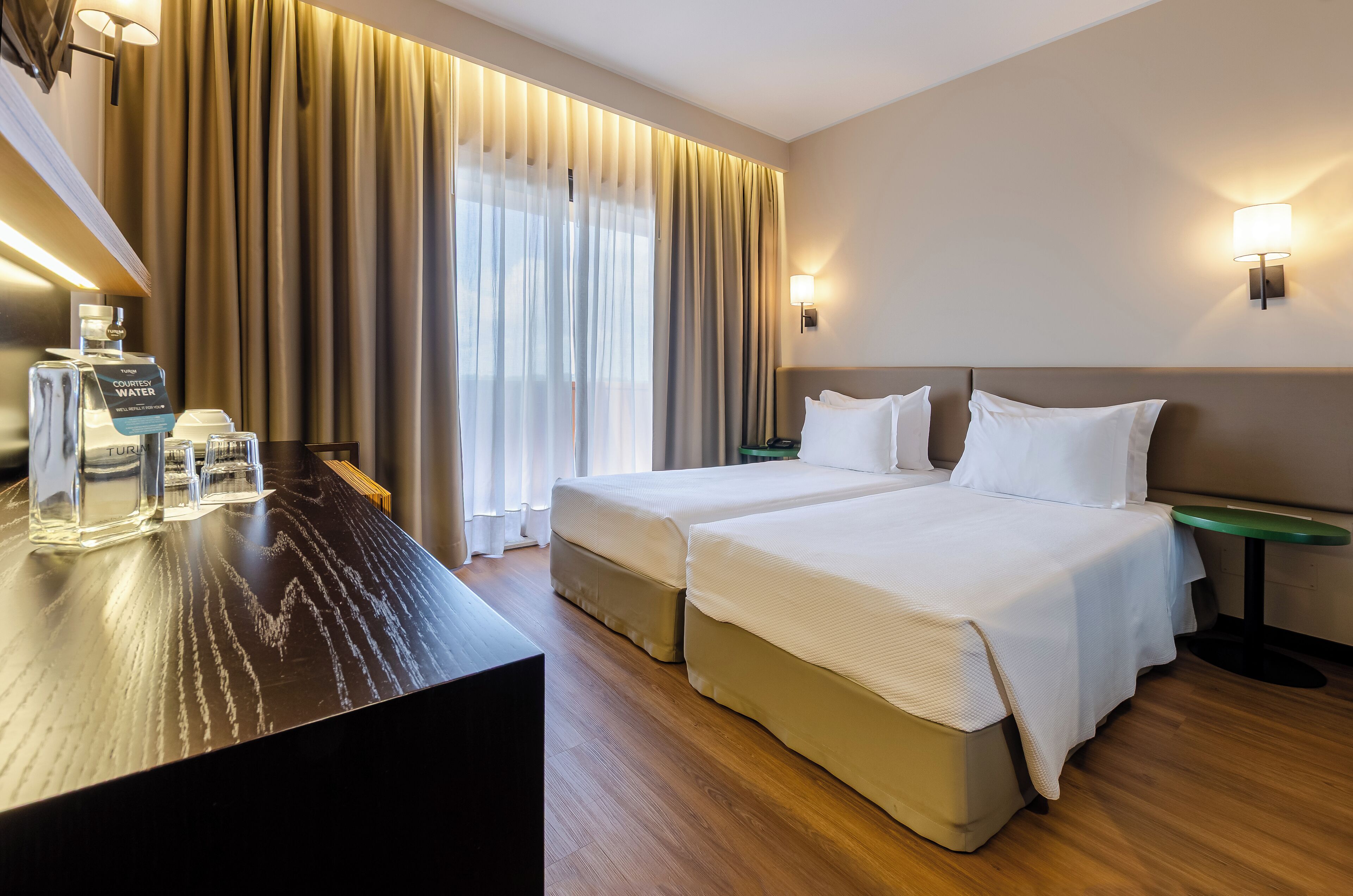 Minibar, caja fuerte, escritorio y cortinas opacas