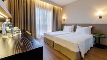 ميني بار وخزنة داخل الغرفة ومكتب وستائر تعتيم