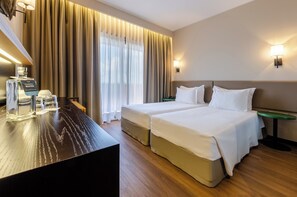 Minibar, cassaforte in camera, una scrivania, tende oscuranti