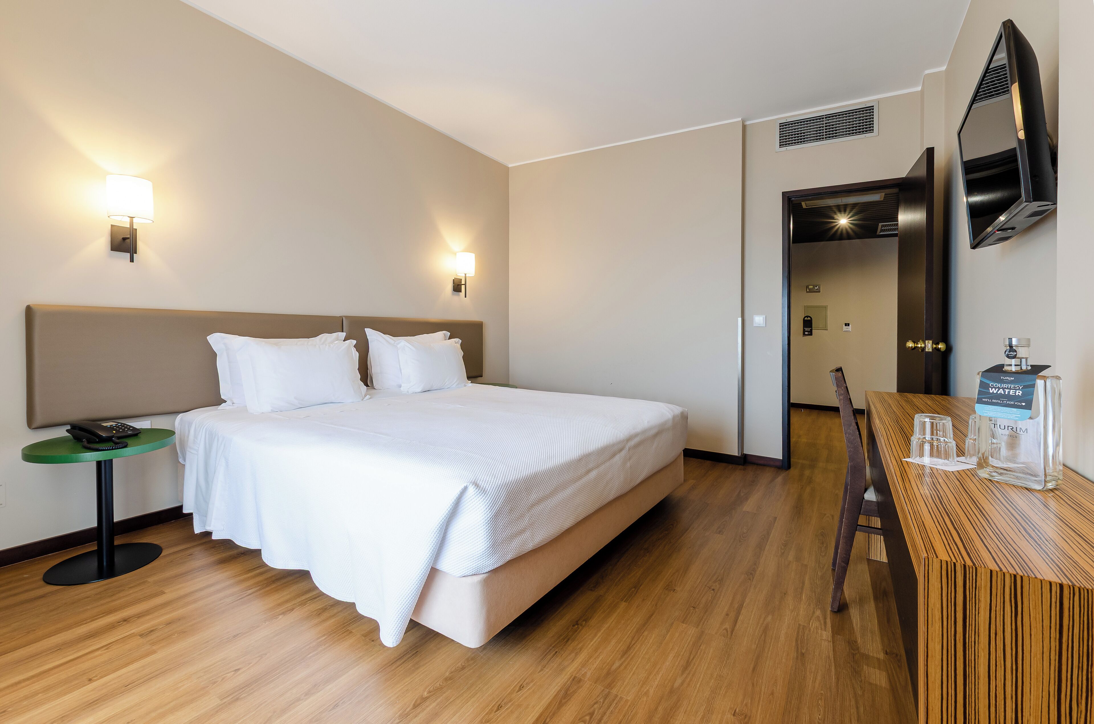 Suíte família (Superior) | Frigobar, cofres nos quartos, escrivaninha, cortinas blackout