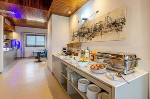 Café da manhã com buffet grátis todos os dias