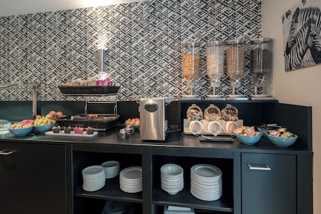 Daily buffet breakfast (CHF 19 per person)