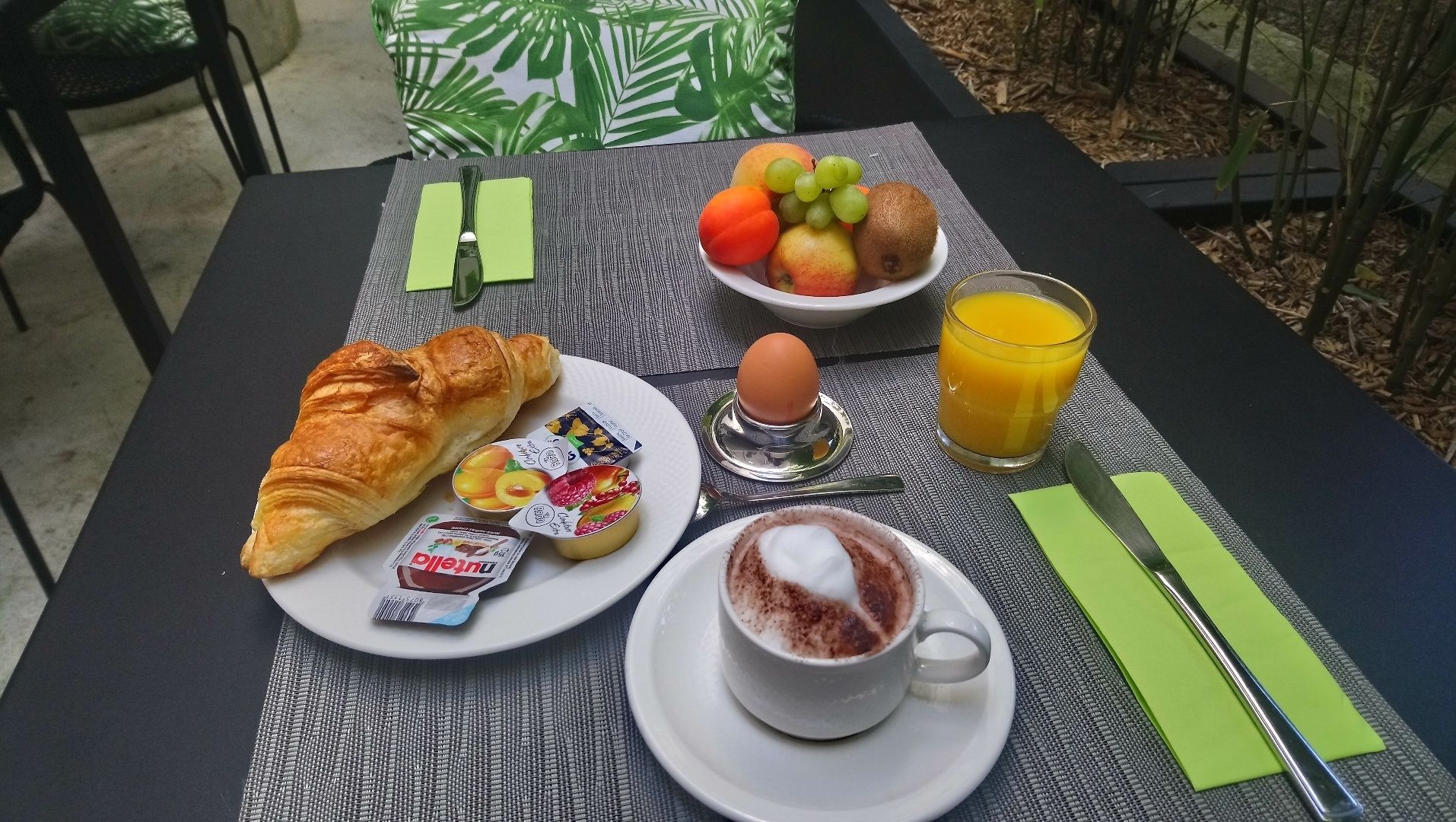 Sarapan prasmanan setiap hari (CHF 19 per orang)