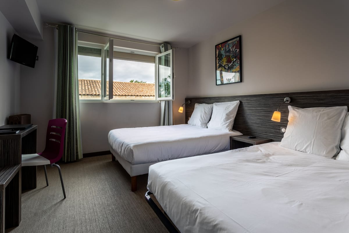 Quadruple Room (côté nord) | In-room safe, desk, blackout drapes, soundproofing