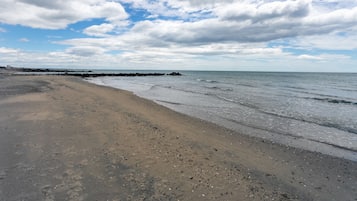 På stranden og hvit sand