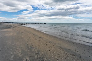 On the beach, white sand - Hôtel du Midi (Palavas-les-Flots)