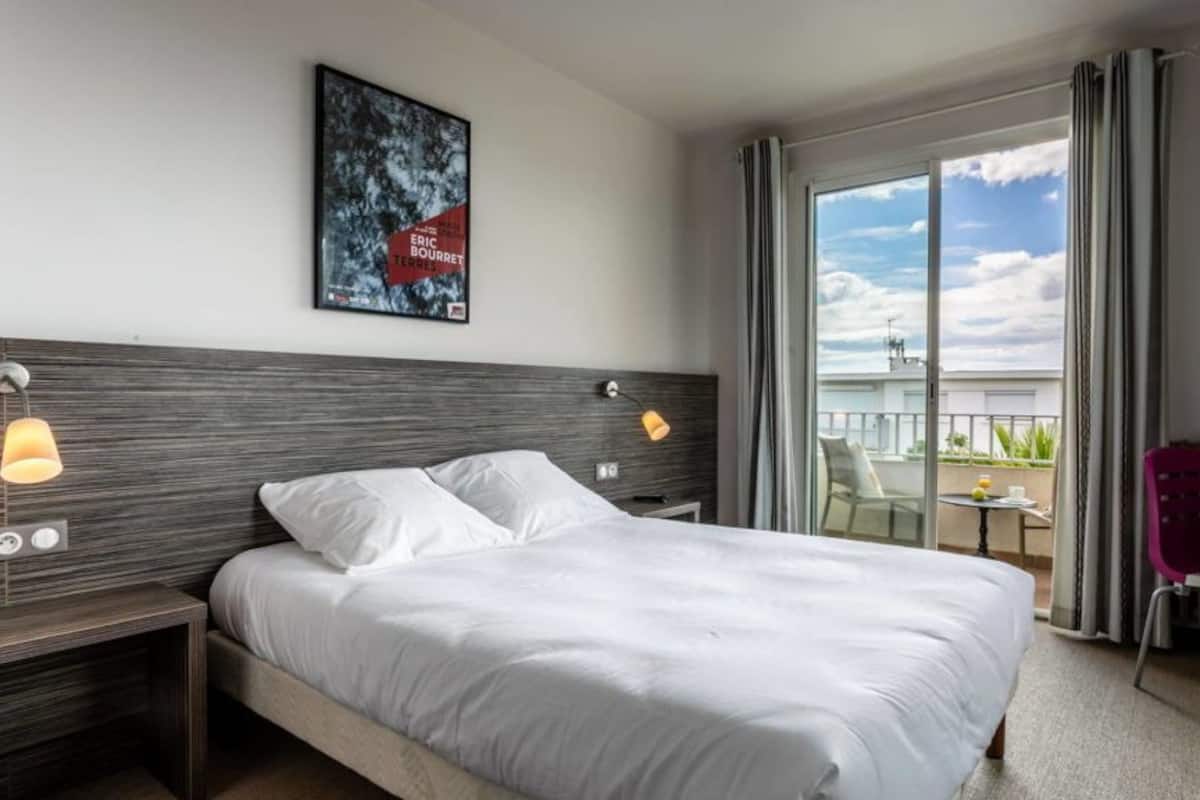 In-room safe, desk, blackout curtains, soundproofing