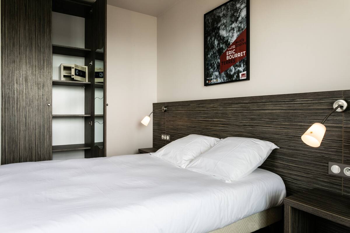 Habitación doble estándar | Caja de seguridad en la habitación, escritorio y cortinas blackout 