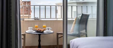 Dreibettzimmer, eingeschränkter Meerblick | Balkon