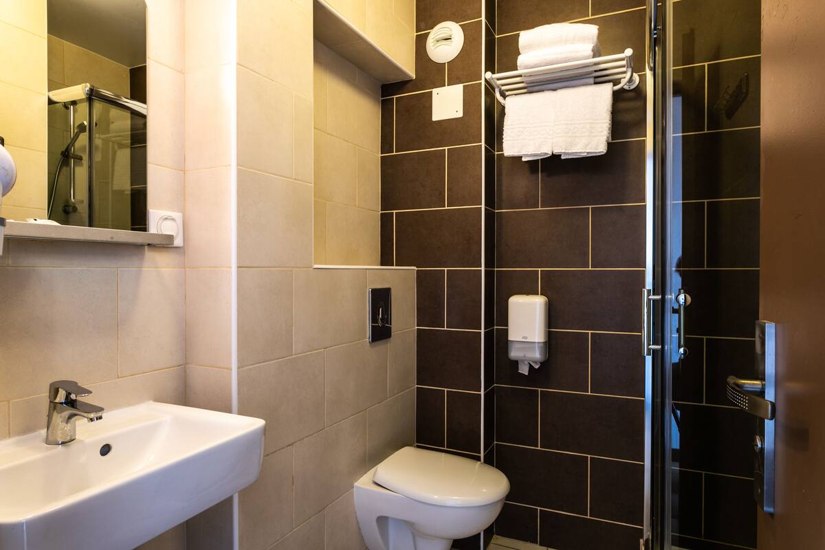 shower, free toiletries, hair dryer, towels