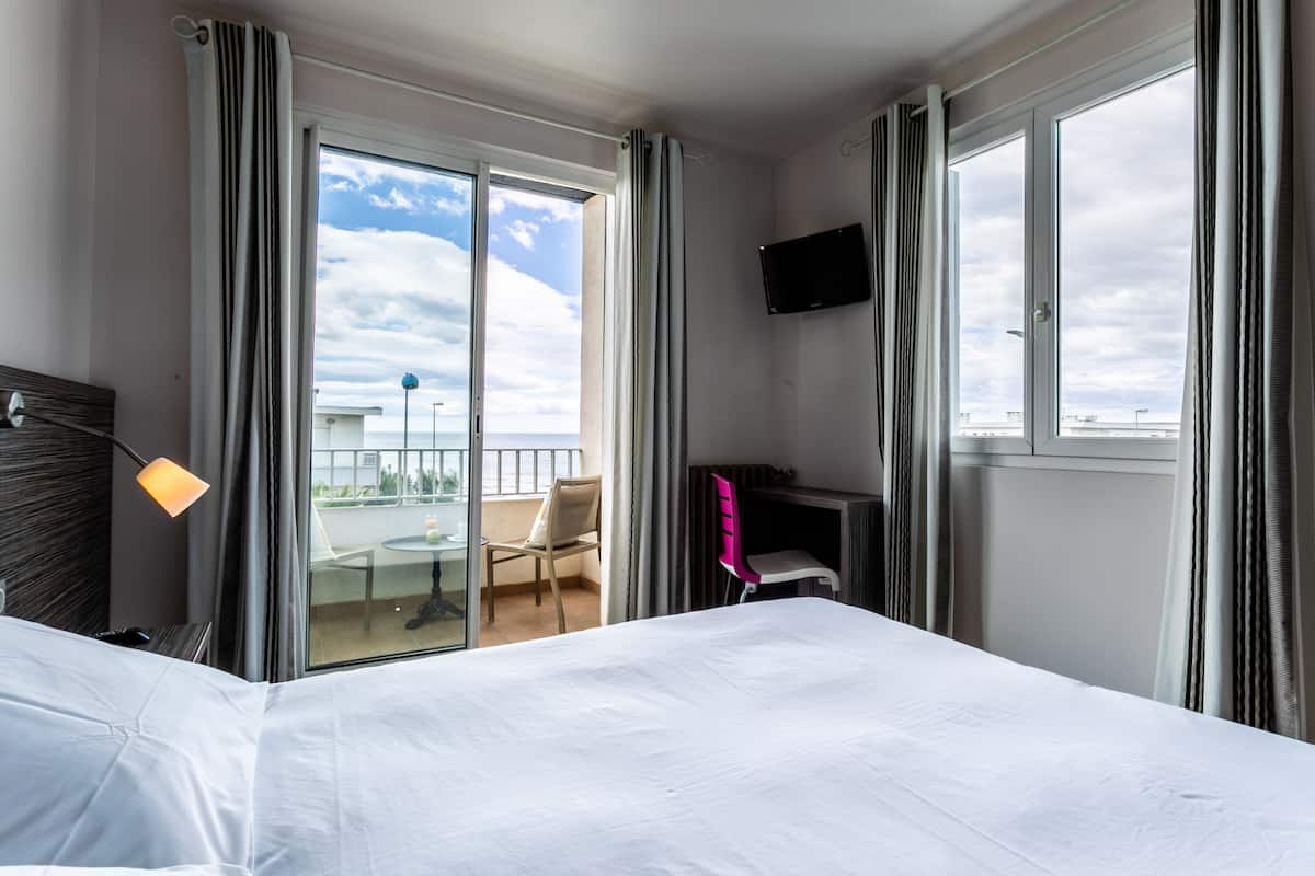 double room, partial sea view | in-room safe, desk, blackout curtains, soundproofing