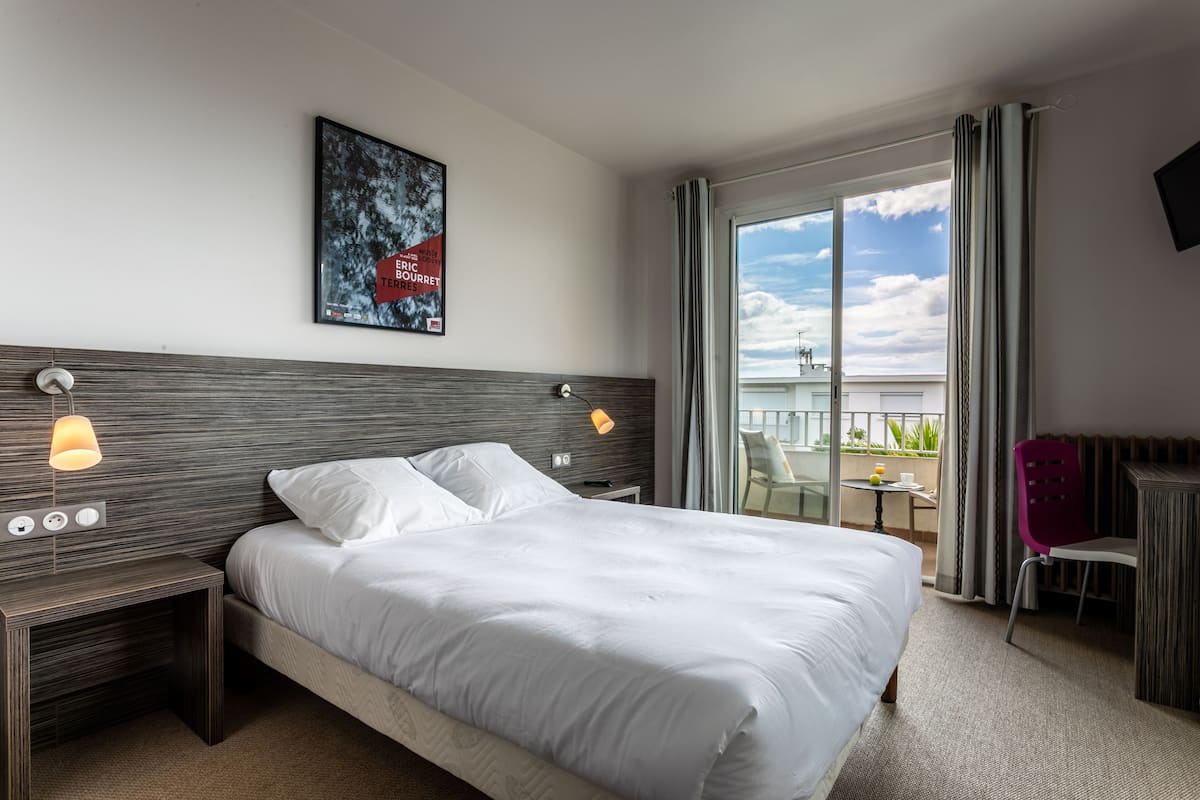 double room, partial sea view | in-room safe, desk, blackout curtains, soundproofing