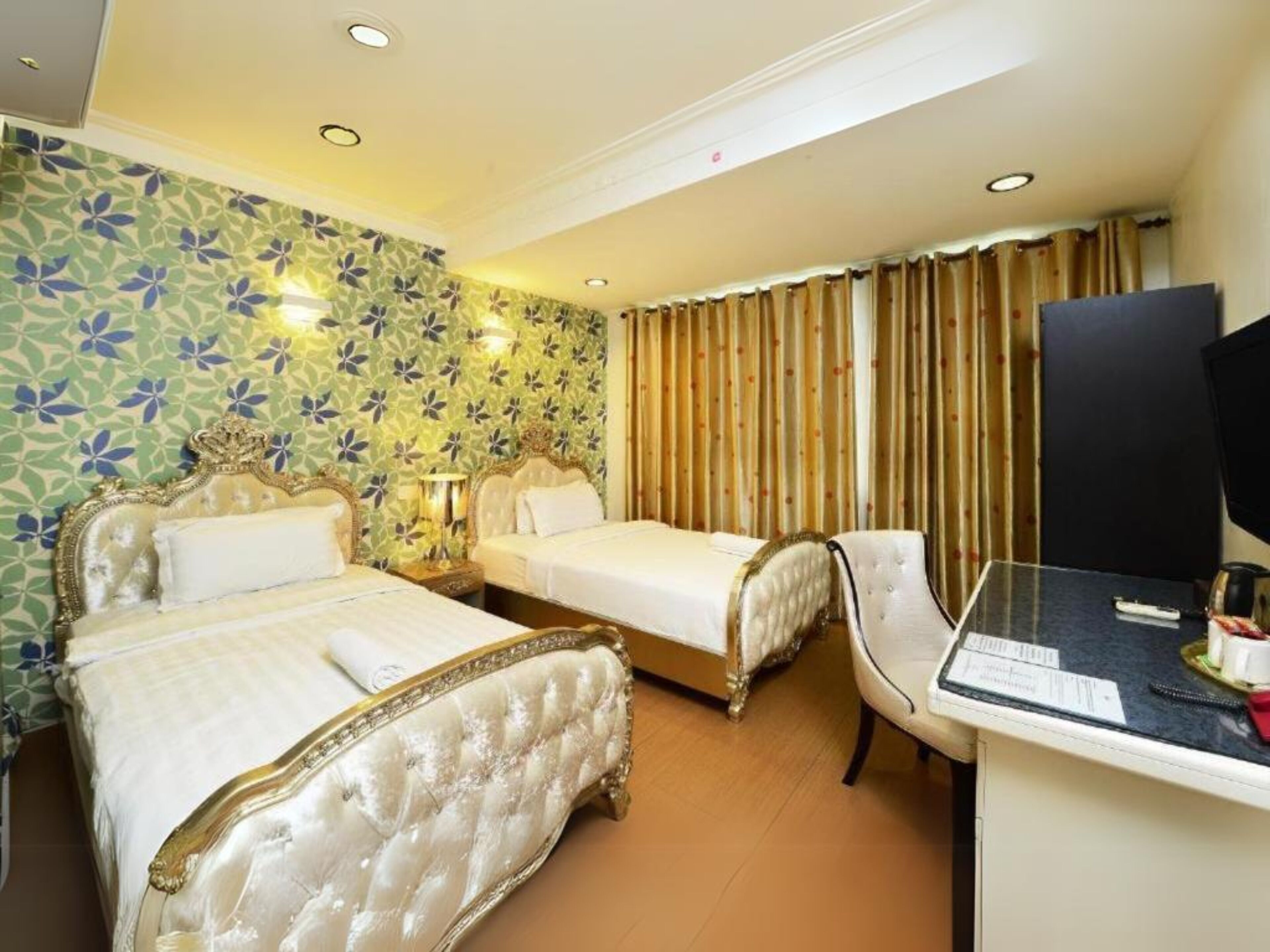 Chambre avec lits jumeaux | Décoration personnalisée, bureau, fer et planche à repasser