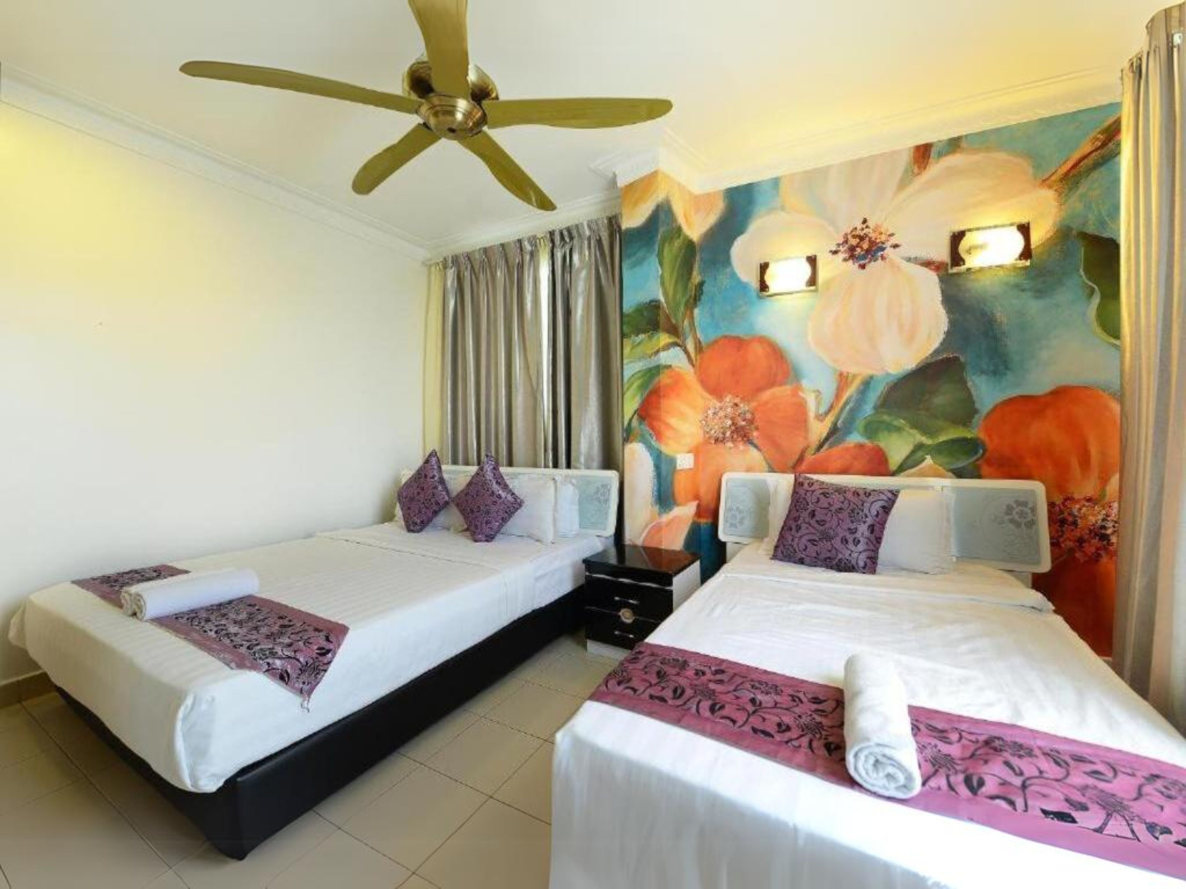 Chambre Triple | Décoration personnalisée, bureau, fer et planche à repasser