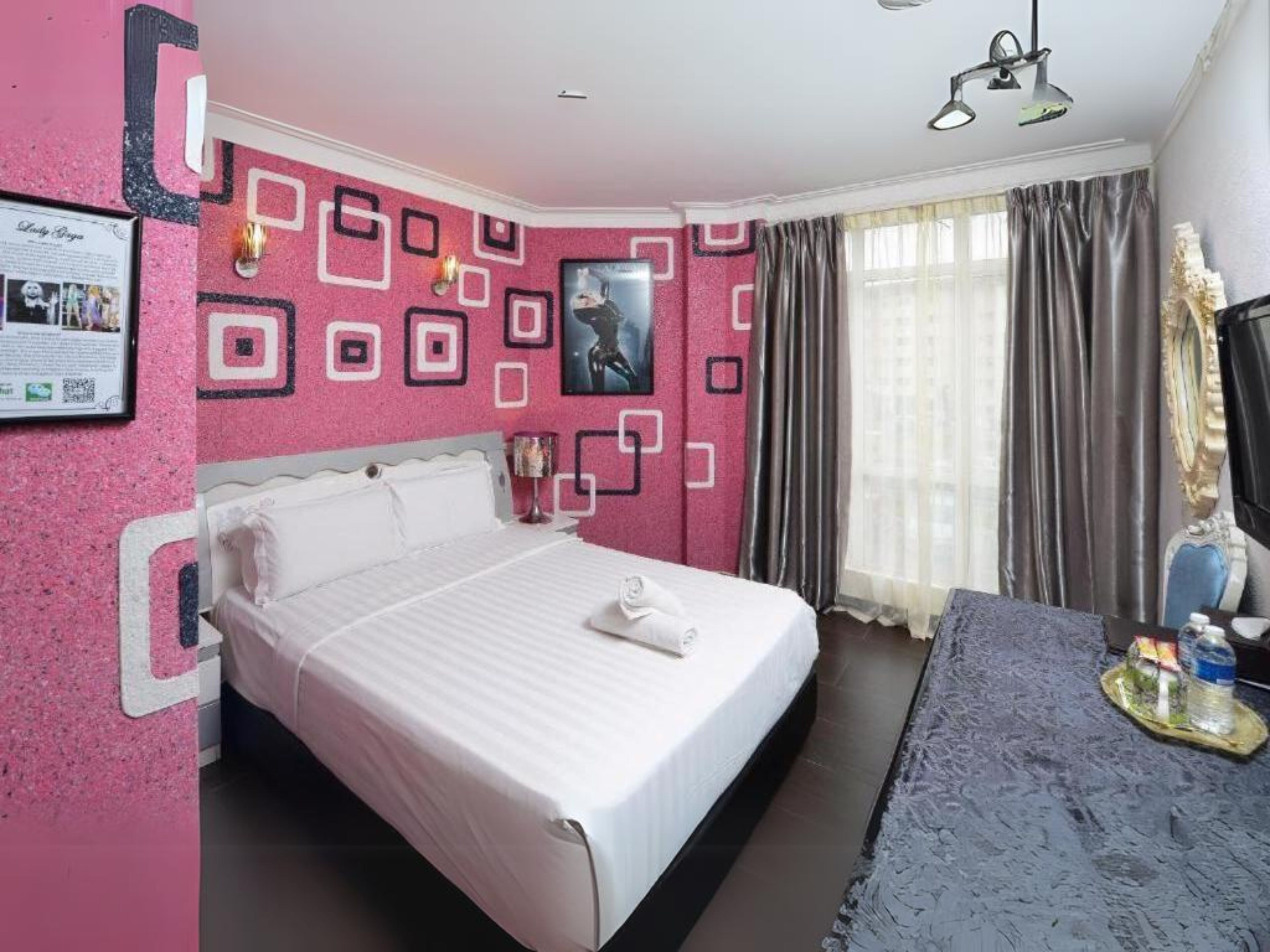 Chambre Deluxe | Décoration personnalisée, bureau, fer et planche à repasser