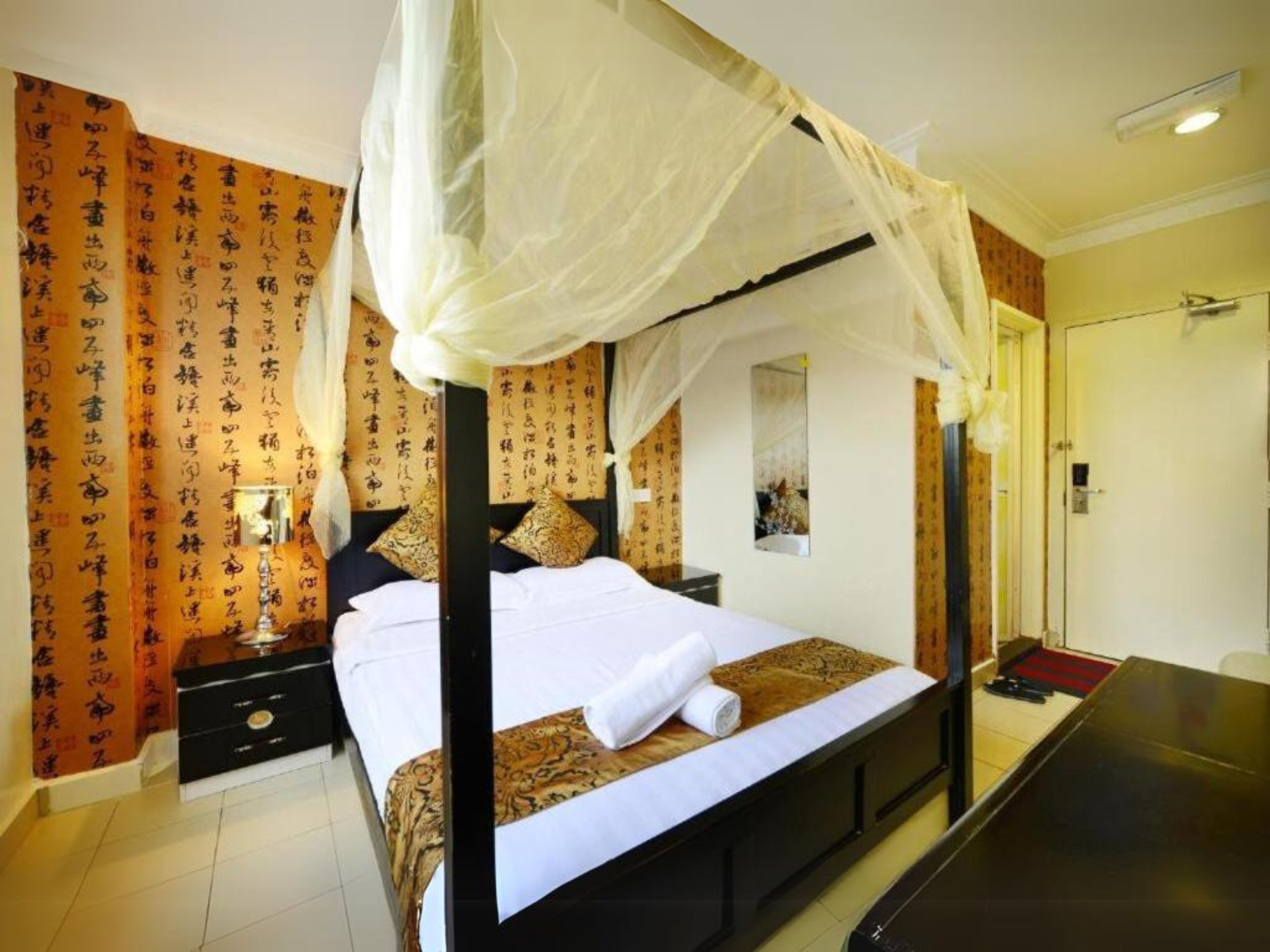 Chambre Double | Décoration personnalisée, bureau, fer et planche à repasser