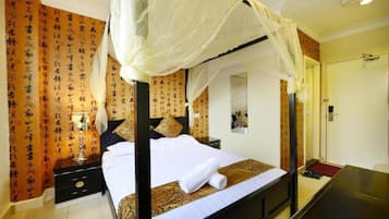 Decoración personalizada, escritorio y tabla de planchar con plancha