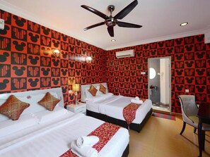 Chambre Familiale | Décoration personnalisée, bureau, fer et planche à repasser