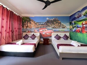 Chambre Familiale | Décoration personnalisée, bureau, fer et planche à repasser