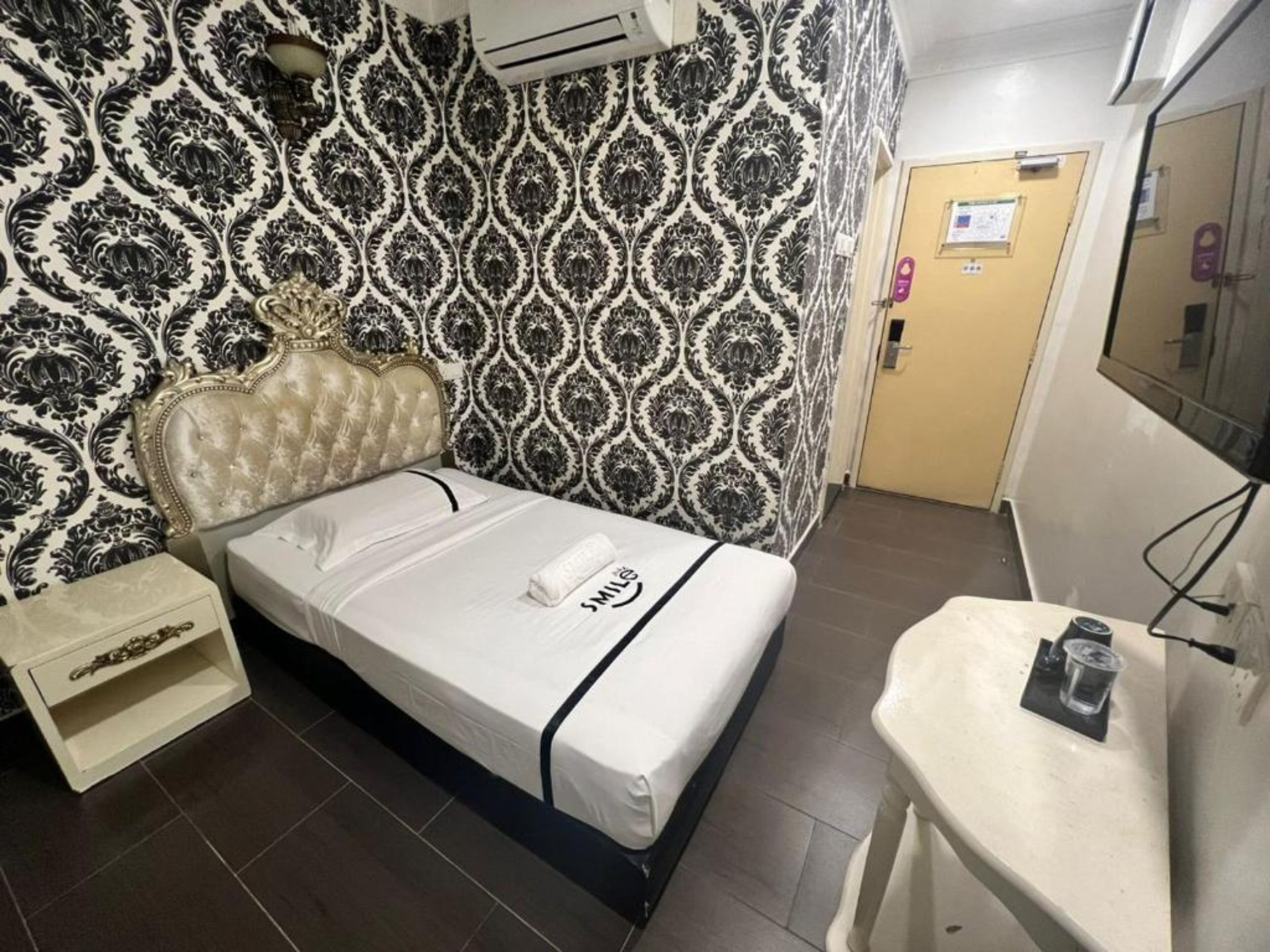 Chambre Simple | Décoration personnalisée, bureau, fer et planche à repasser