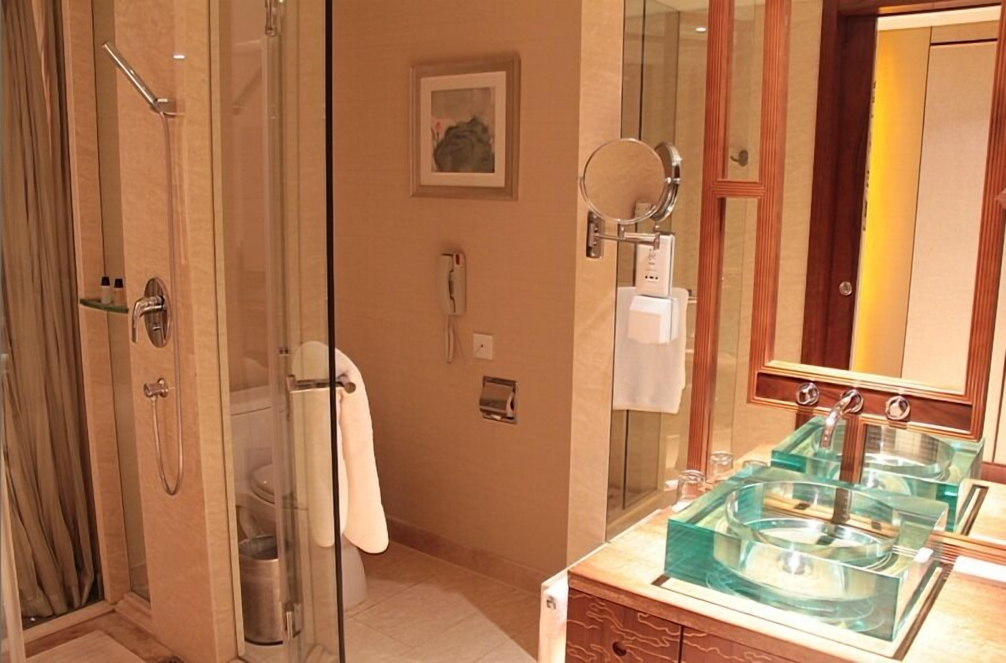 separate bathtub and shower, deep-soaking bathtub, rainfall showerhead