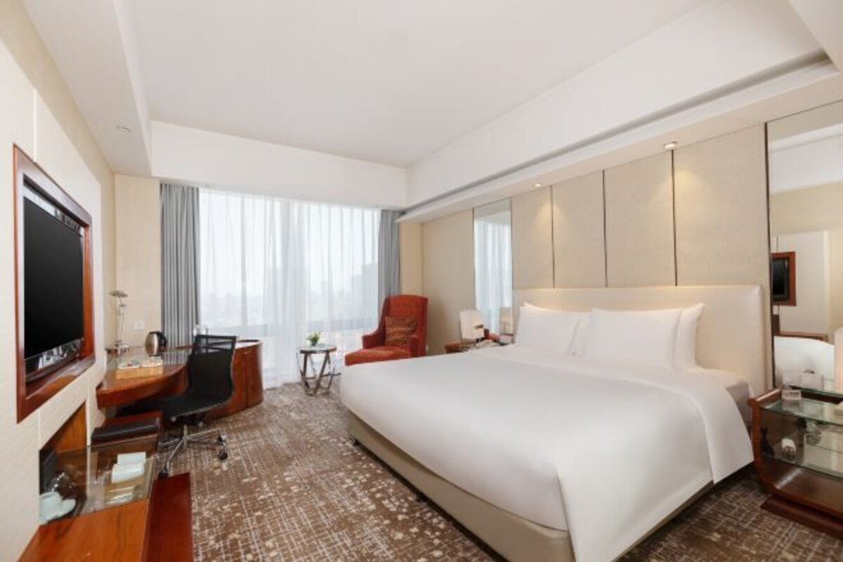 Premium bedding, down duvets, minibar, in-room safe