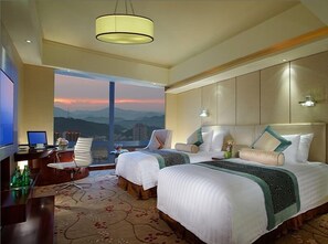 Ropa de cama de alta calidad, cubrecamas y minibar 