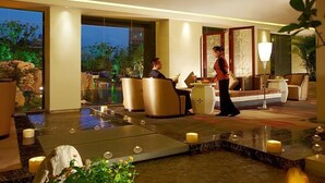 Eine Lobby mit Empfangsschalter, Sitzgelegenheiten und einem Wasserspiel.