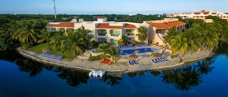 Vista frontal de la propiedad