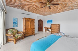 Una habitación con cama, armario, silla y escritorio.
