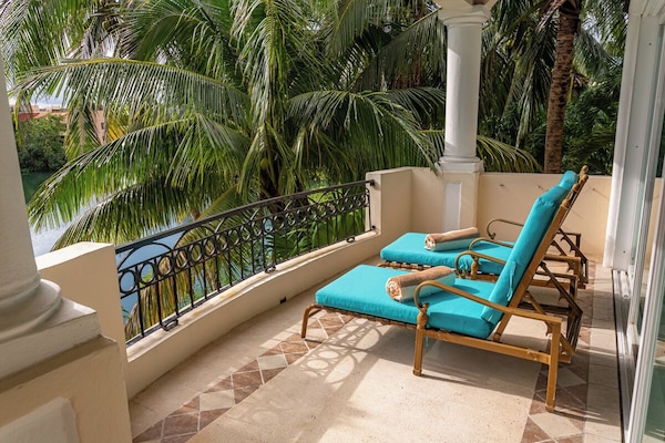 Luxury Apartment | Terrace/patio