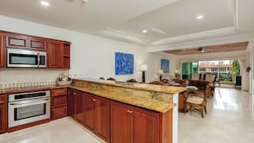 Departamento de lujo | Cocina privada | Refrigerador, microondas, horno y lavavajillas