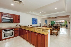 Luxury Apartment | Private kitchen | Fridge, microwave, oven, dishwasher - Aventuras Club Lagoon (Puerto Aventuras)