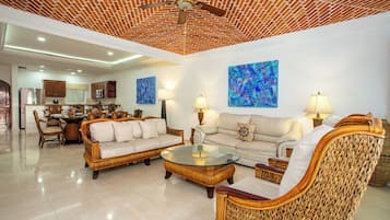 Departamento de lujo | Área de sala de estar | Televisión de pantalla plana de 40 pulgadas con canales digitales