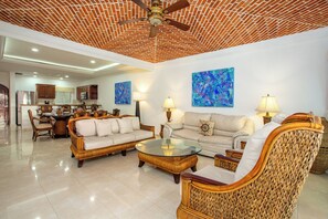 Apartamento superluxo | Área de estar | TV de tela plana 40 polegadas com canais digitais, TV