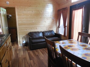 Hytte – deluxe | Oppholdsområde | En 32-tommers LCD-TV med Parabol-TV samt TV