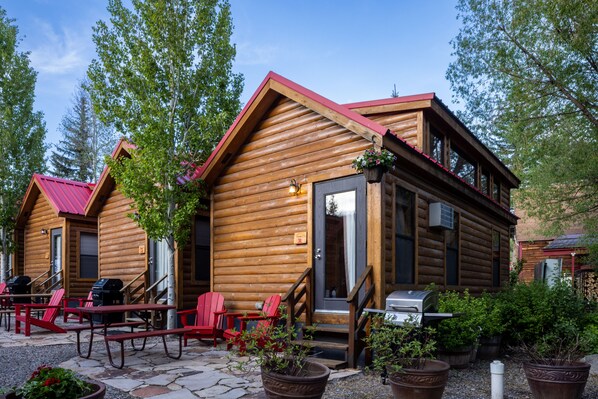 Deluxe Cabin, 1 Bedroom (Loft) | Individually decorated, individually furnished, iron/ironing board - Snake River Cabin Village (Jackson)