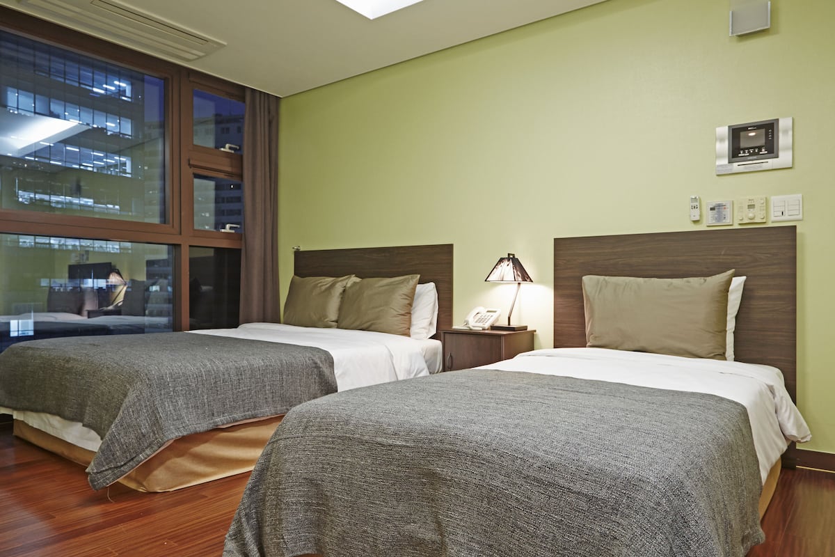 Muebles diferentes, cortinas blackout y wifi gratis