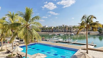 2 piscinas al aire libre (de 07:00 a 19:00), sombrillas, tumbonas