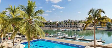 2 室外游泳池,07:00 至 19:00 开放,池畔遮阳伞,日光浴躺椅